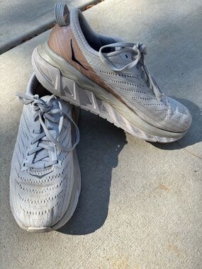 Hoka One One Arahi 4 Light Lunar Rock Grey and Tan Women's Running Shoes size 10